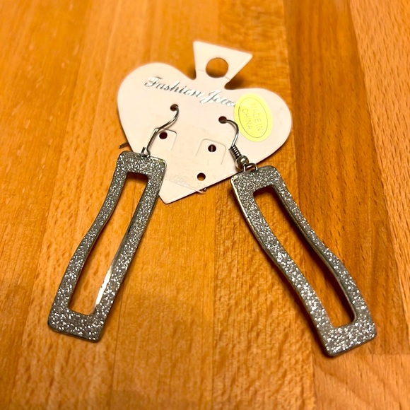 Assorted fashion earrings. - Picture 14 of 15